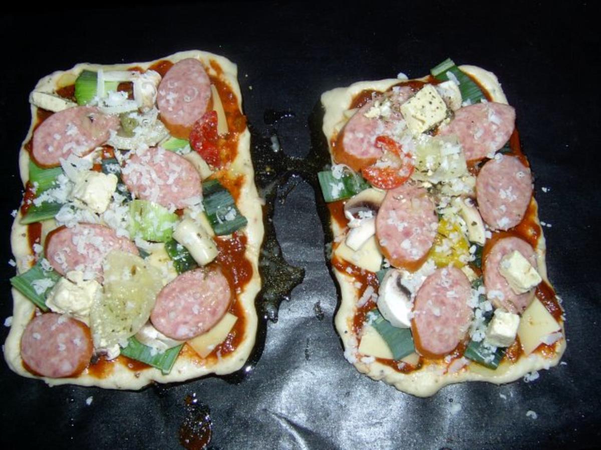 Mini-Pizza mit Cabanossi, Lauch, Schafskäse - Rezept - Bild Nr. 2