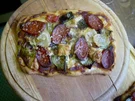 Mini-Pizza mit Cabanossi, Lauch, Schafskäse - Rezept