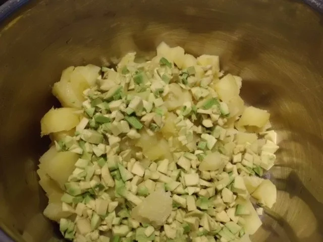 Geflügel, Pute: Putenrolle mit Kräuteravocadofüllung an Karoffeln-Avocado-Ragout - Rezept - Bild Nr. 6