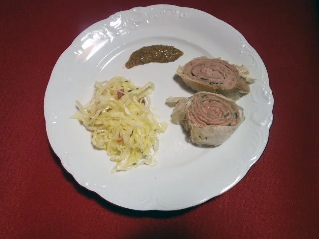 Rezept: Weißwurschtstrudel mit Krautsalat Weißwurschtstrudel mit Krautsalat - Rezept