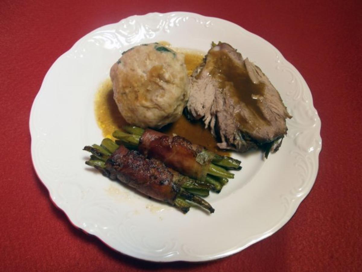 Geschmorte Kalbshaxe aus dem Rohr mit Brezenknödeln, Dunkelbierjus und ...