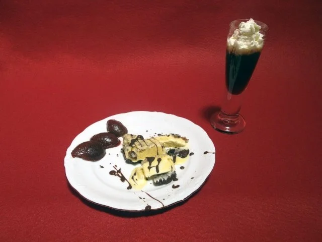 Geeister Kaiserschmarrn mit beschwipsten Zwetschgen und heißem Hirschkuss mit Schlag - Rezept