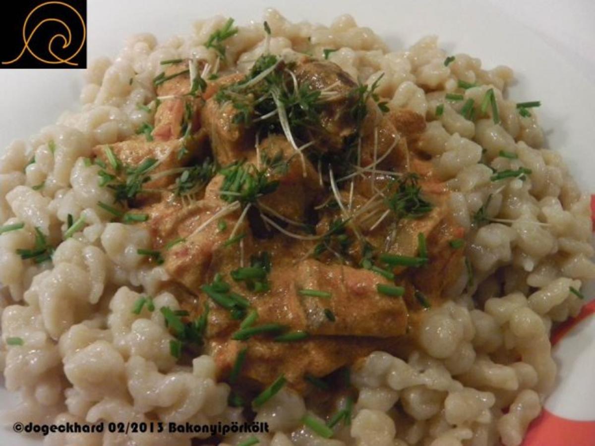 Bilder für Erikas Bakonyipörkölt (ungarisches Gulasch) mit Nokedli und Feldsalat - Rezept