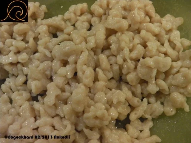 Erikas Bakonyipörkölt (ungarisches Gulasch) mit Nokedli  und Feldsalat - Rezept - Bild Nr. 23