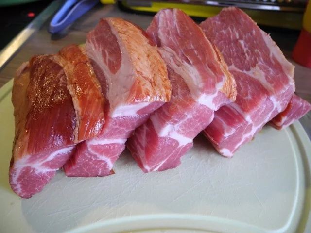 Schwein : Geräucherter Schweinehals (Kamm) mit reichlich Zwiebeln aus dem Wok - Rezept - Bild Nr. 2