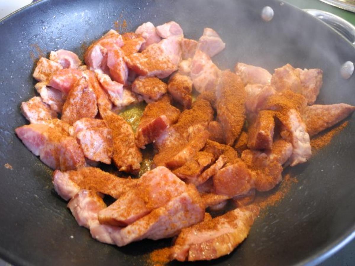 Schwein : Geräucherter Schweinehals (Kamm) mit reichlich Zwiebeln aus dem Wok - Rezept - Bild Nr. 7
