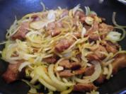 Schwein : Geräucherter Schweinehals (Kamm) mit reichlich Zwiebeln aus dem Wok - Rezept