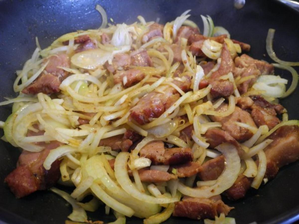 Bilder für Schwein : Geräucherter Schweinehals (Kamm) mit reichlich Zwiebeln aus dem Wok - Rezept