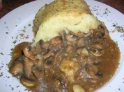 Schweine-Gulasch mit Pilzen unter der Topinambur-Kartoffel-Haube - Rezept