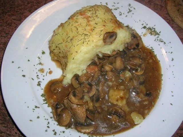 Rezept: Schweine-Gulasch mit Pilzen unter der Topinambur-Kartoffel-Haube Bild Nr. 2 Schweine-Gulasch mit Pilzen unter der Topinambur-Kartoffel-Haube - Rezept - Bild Nr. 2