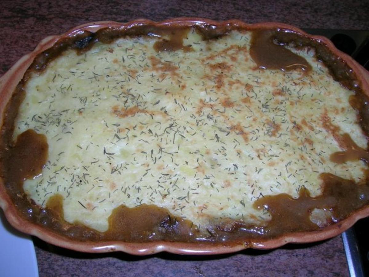 Schweine-Gulasch mit Pilzen unter der Topinambur-Kartoffel-Haube ...