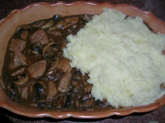 Rezept: Schweine-Gulasch mit Pilzen unter der Topinambur-Kartoffel-Haube Bild Nr. 8 Schweine-Gulasch mit Pilzen unter der Topinambur-Kartoffel-Haube - Rezept - Bild Nr. 8