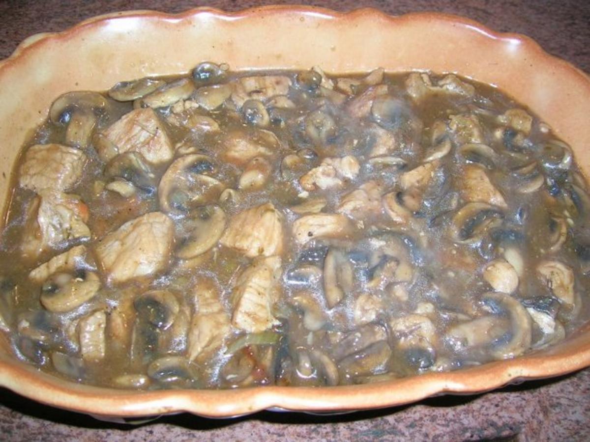 Schweine-Gulasch mit Pilzen unter der Topinambur-Kartoffel-Haube - Rezept - Bild Nr. 6