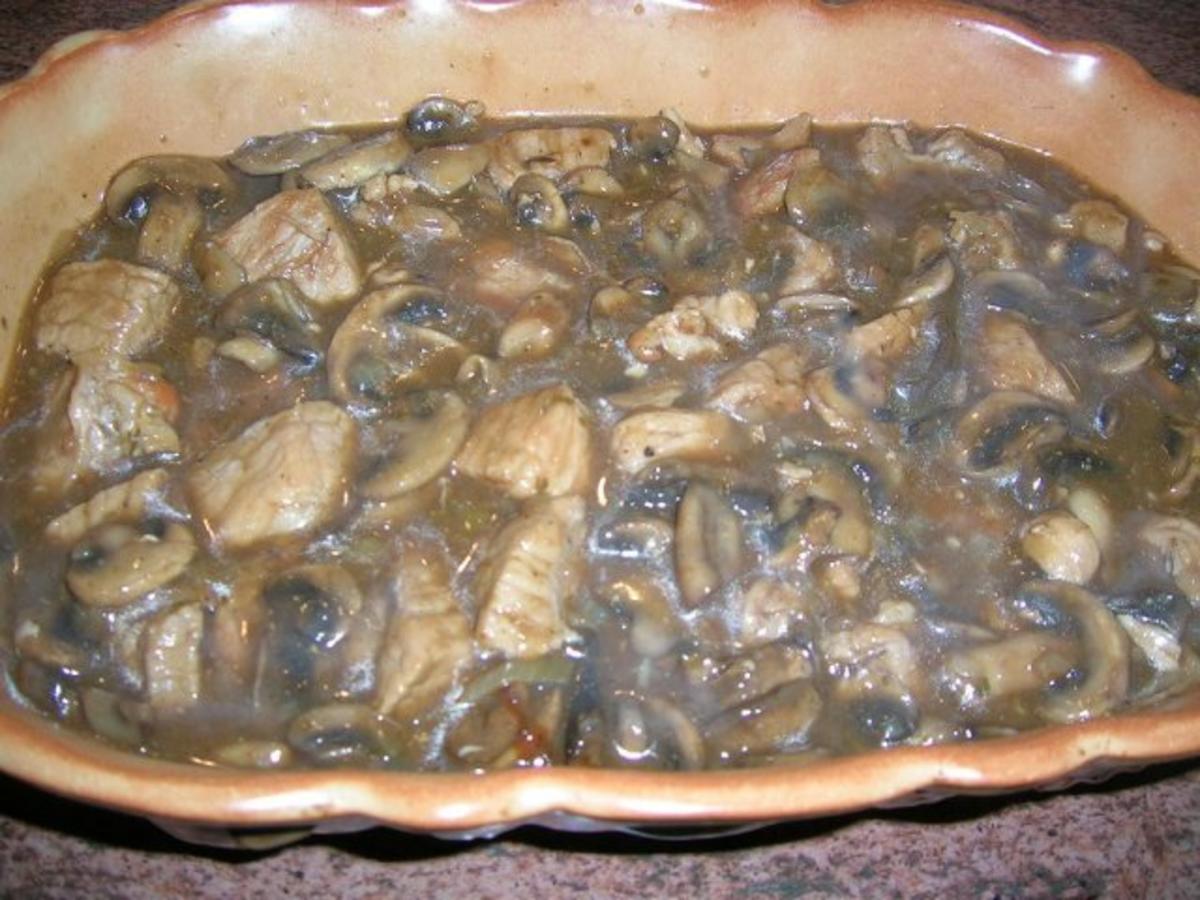 Schweine-Gulasch mit Pilzen unter der Topinambur-Kartoffel-Haube - Rezept - Bild Nr. 7
