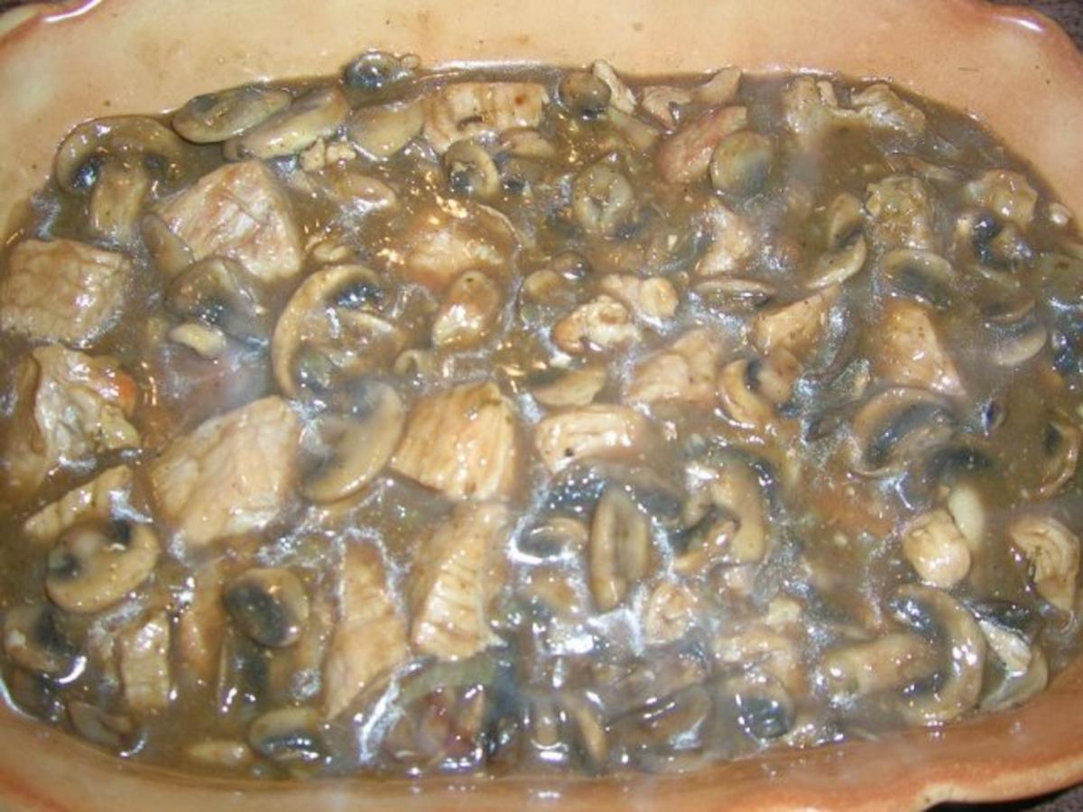 Schweine-Gulasch mit Pilzen unter der Topinambur-Kartoffel-Haube - Rezept - Bild Nr. 5