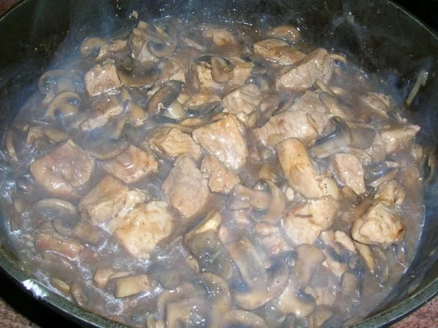 Rezept: Schweine-Gulasch mit Pilzen unter der Topinambur-Kartoffel-Haube Bild Nr. 4 Schweine-Gulasch mit Pilzen unter der Topinambur-Kartoffel-Haube - Rezept - Bild Nr. 4