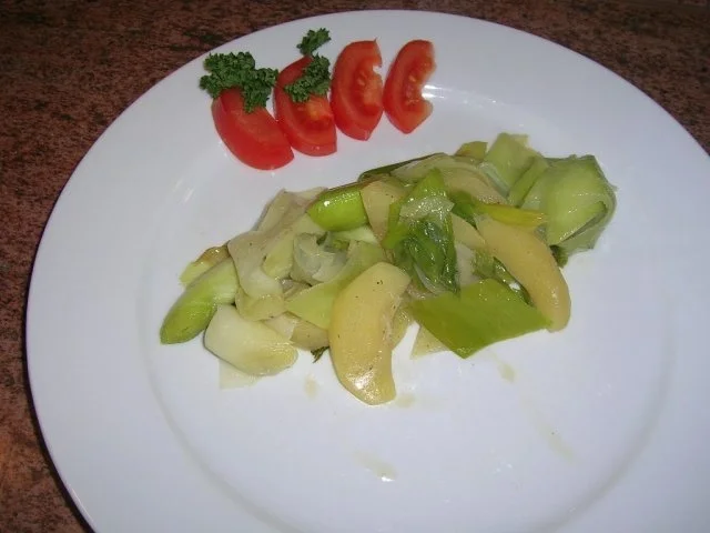 Rezept: Semerrolle mit Wacholderrahmsauce und Petersilienwurzelpüree an Apfel/Porreegemüse Bild Nr. 9 Semerrolle mit Wacholderrahmsauce und Petersilienwurzelpüree an Apfel/Porreegemüse - Rezept - Bild Nr. 9