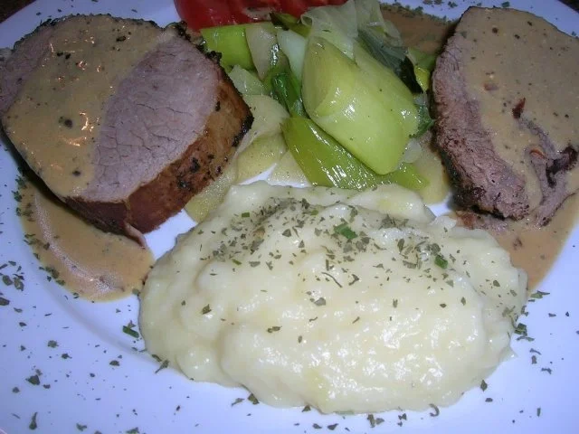 Rezept: Semerrolle mit Wacholderrahmsauce und Petersilienwurzelpüree an Apfel/Porreegemüse Bild Nr. 3 Semerrolle mit Wacholderrahmsauce und Petersilienwurzelpüree an Apfel/Porreegemüse - Rezept - Bild Nr. 3