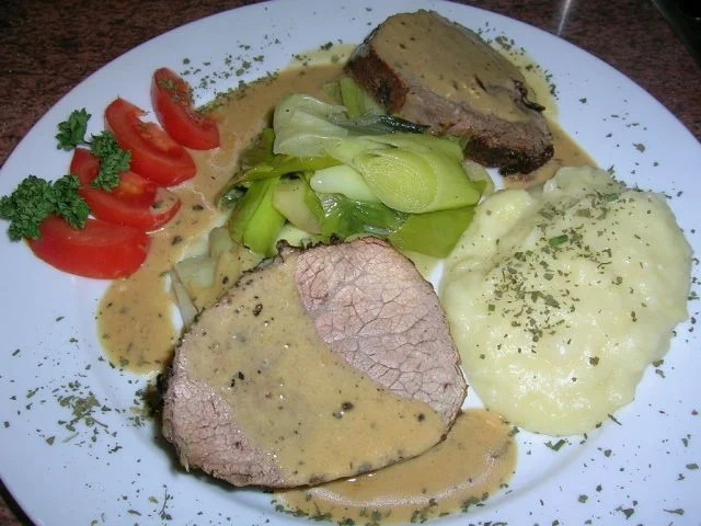 Rezept: Semerrolle mit Wacholderrahmsauce und Petersilienwurzelpüree an Apfel/Porreegemüse Bild Nr. 6 Semerrolle mit Wacholderrahmsauce und Petersilienwurzelpüree an Apfel/Porreegemüse - Rezept - Bild Nr. 6