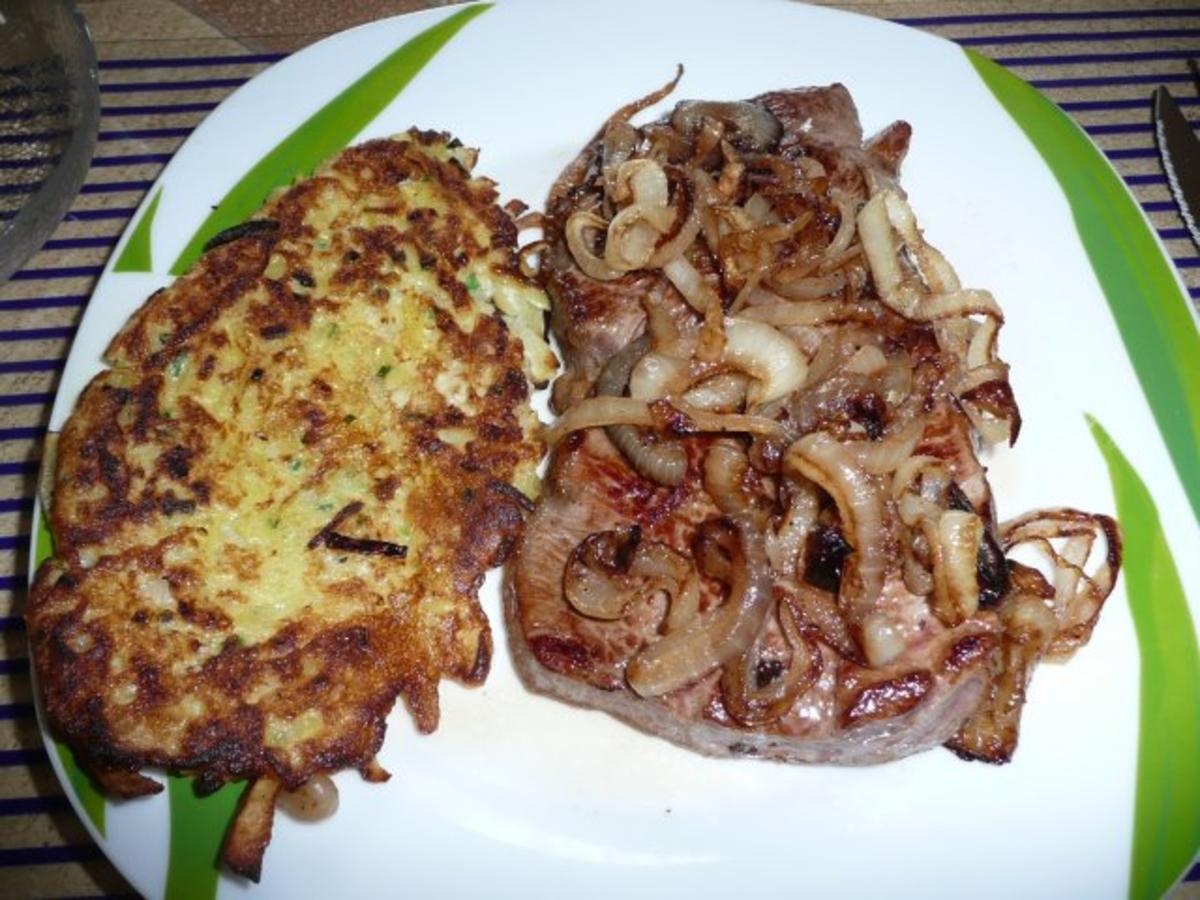 Steak mit Zwiebeln , Rösti & Salatmix - Rezept