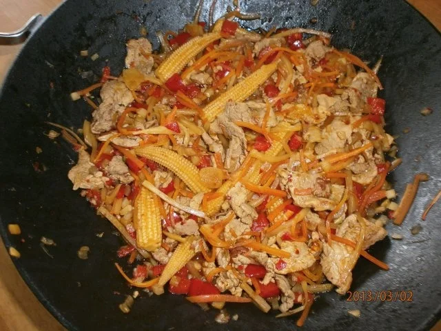 Gebratenes Schweinefilet mit viel frischem Gemüse - Rezept