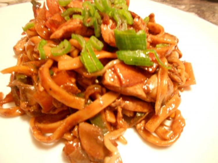 Wok: Hähnchen aus dem Wok mit frischem Gemüse und Mie Nudeln - einfach ...