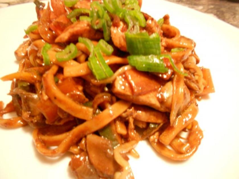 Wok: Hähnchen aus dem Wok mit frischem Gemüse und Mie Nudeln - einfach ...