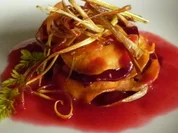 lauwarmer Schicht-Salat aus Karotten und Rote Bete mit Porre-Stroh - Rezept