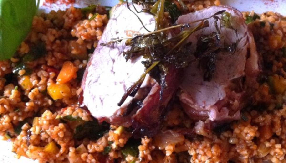 Bilder für Schweinefilet im Speckmantel auf Gemüse-Bulgur - Rezept