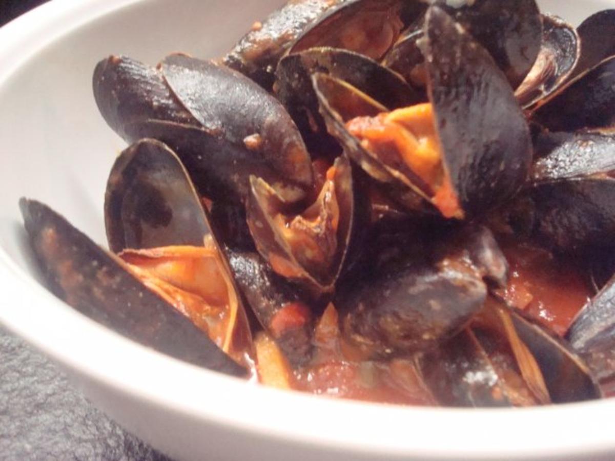 Muscheln in pikanter Tomatensoße - Rezept - kochbar.de