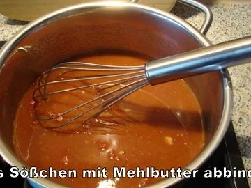 Rouladen, gefüllt mit Gruyère und Salbei auf Tomatenspiegel - Rezept - Bild Nr. 10