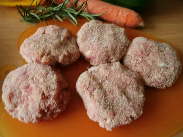 Kleiner Klops  badet  in bunten  Gemüse - Rezept - Bild Nr. 4