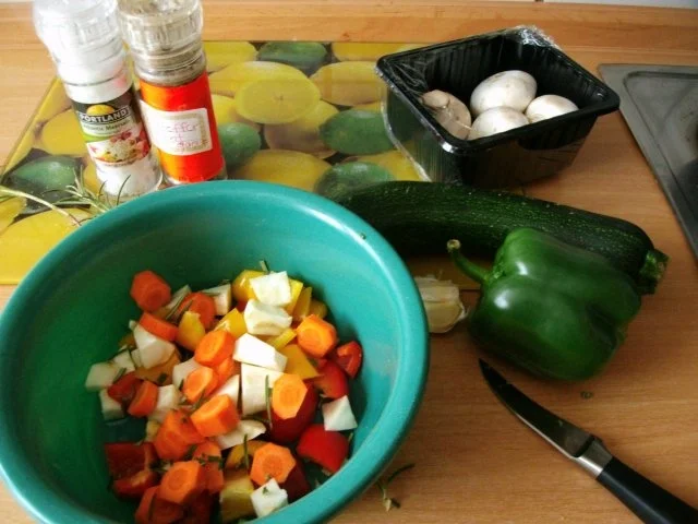 Kleiner Klops  badet  in bunten  Gemüse - Rezept - Bild Nr. 5