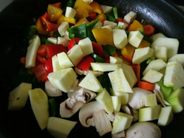 Kleiner Klops  badet  in bunten  Gemüse - Rezept - Bild Nr. 7