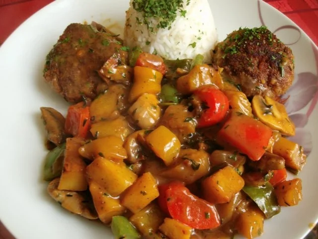 Kleiner Klops  badet  in bunten  Gemüse - Rezept - Bild Nr. 10