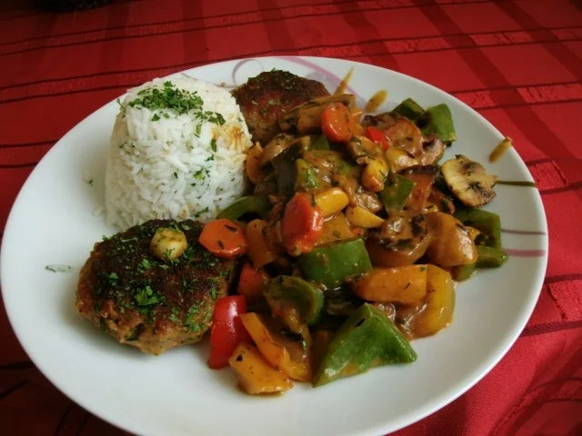 Kleiner Klops  badet  in bunten  Gemüse - Rezept