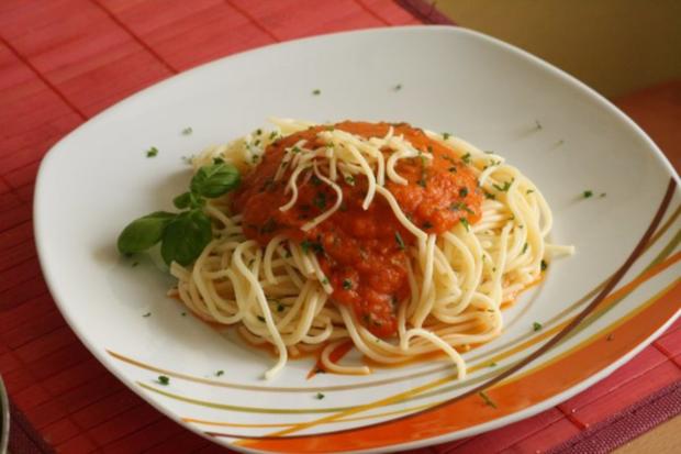 Spaghetti mit Möhren-Tomaten-Soße - Rezept - kochbar.de