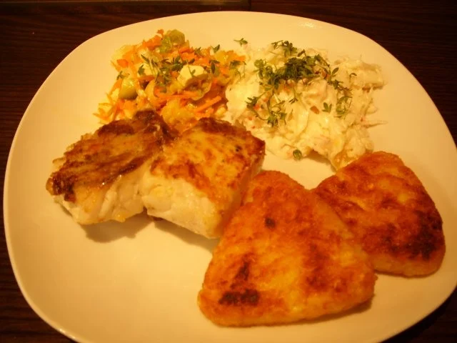 Seelachs mit Kartoffelecken und zweierlei Salat - Rezept