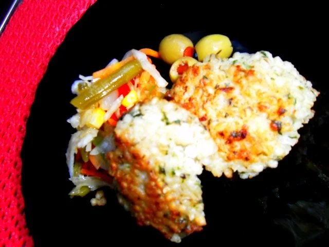 Graupen-Puffer mit gemischtem Salat und Oliven - Rezept - Bild Nr. 3