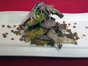 Knödelblätter, gefüllt mit Ochsenrippen-Glasur in Linsen-Speckschaum - Rezept