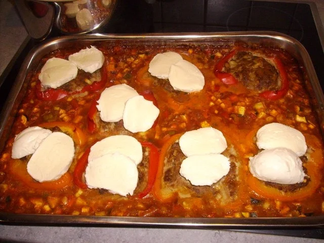 gefüllte Paprika in Hack Gemüsesoße - Rezept - Bild Nr. 8