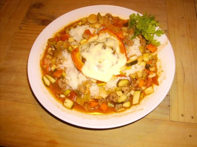 gefüllte Paprika in Hack Gemüsesoße - Rezept