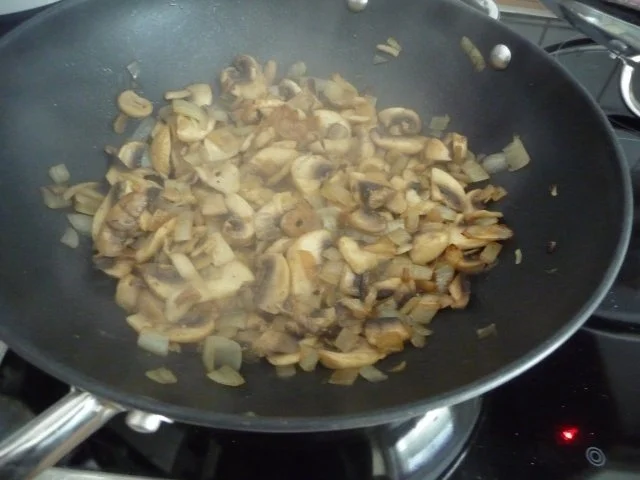 Rezept: Gulasch : Wurst - Pilz - Gulasch aus dem Wok Bild Nr. 8 Gulasch : Wurst - Pilz - Gulasch aus dem Wok - Rezept - Bild Nr. 8