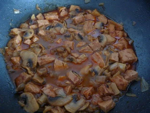 Rezept: Gulasch : Wurst - Pilz - Gulasch aus dem Wok Bild Nr. 9 Gulasch : Wurst - Pilz - Gulasch aus dem Wok - Rezept - Bild Nr. 9
