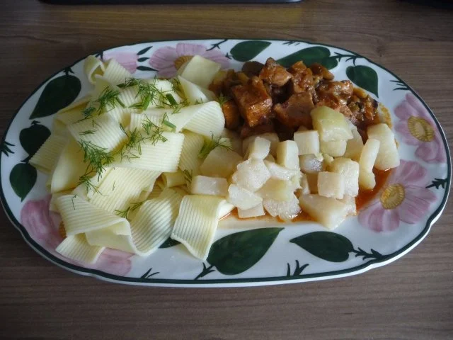 Rezept: Gulasch : Wurst - Pilz - Gulasch aus dem Wok Bild Nr. 10 Gulasch : Wurst - Pilz - Gulasch aus dem Wok - Rezept - Bild Nr. 10