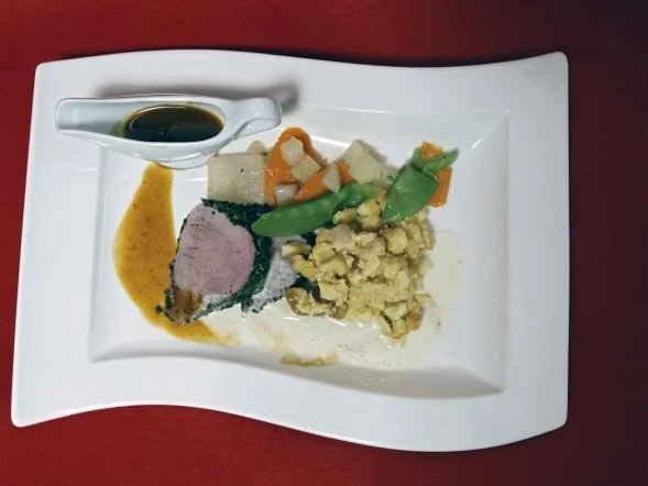 In Kräutern pochiertes Kalbsfilet mit Frühjahrsgemüse, Apfelsemmelknödel und Kren - Rezept