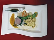 In Kräutern pochiertes Kalbsfilet mit Frühjahrsgemüse, Apfelsemmelknödel und Kren - Rezept