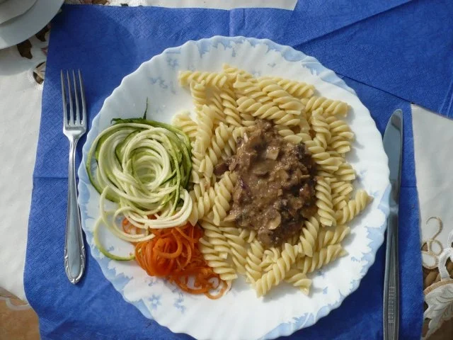 Pasta mit Pilzoße und Zucchini - Rezept