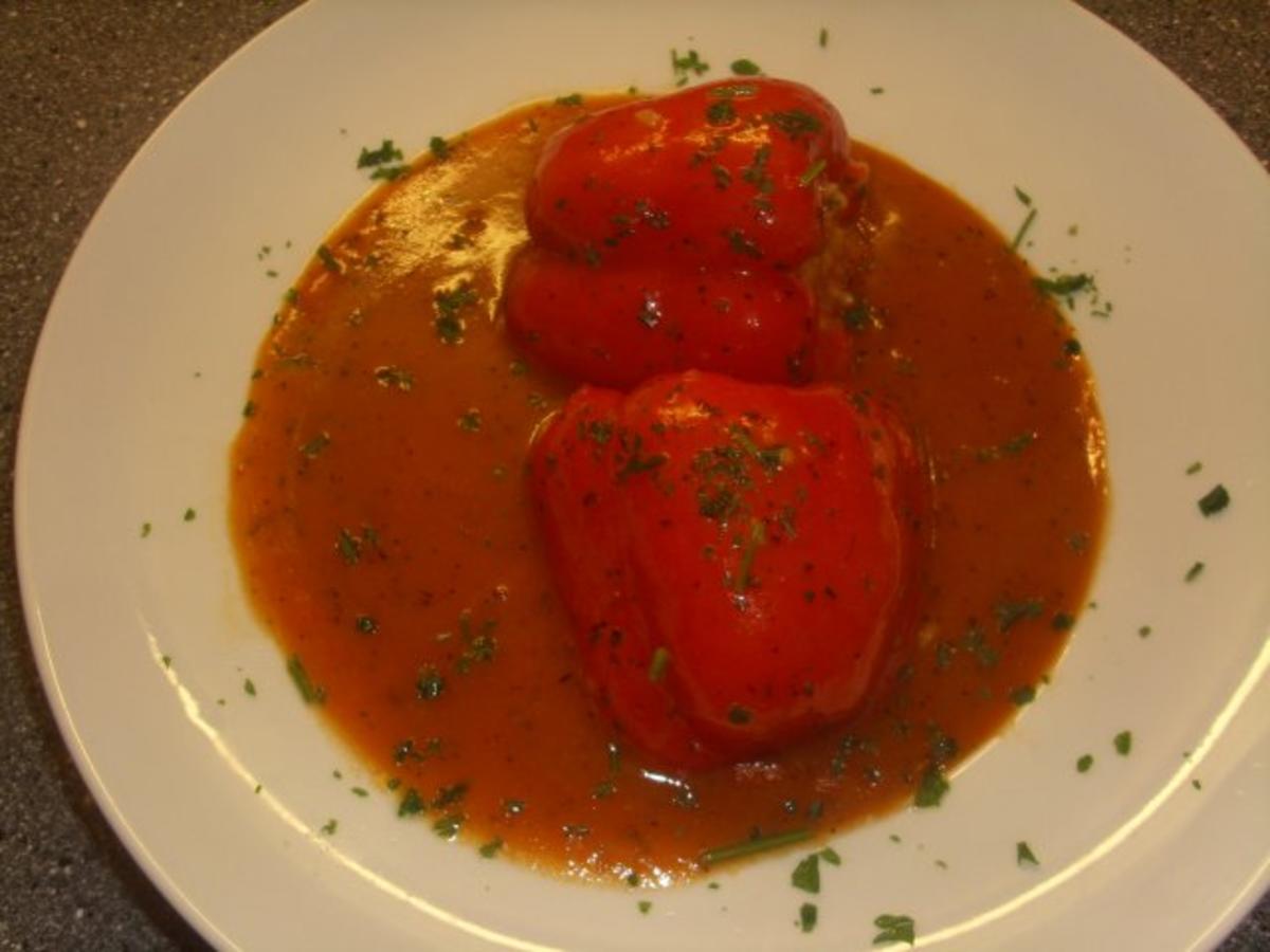 Paprikaschoten gefüllt mit Reis in Tomatensosse - Rezept