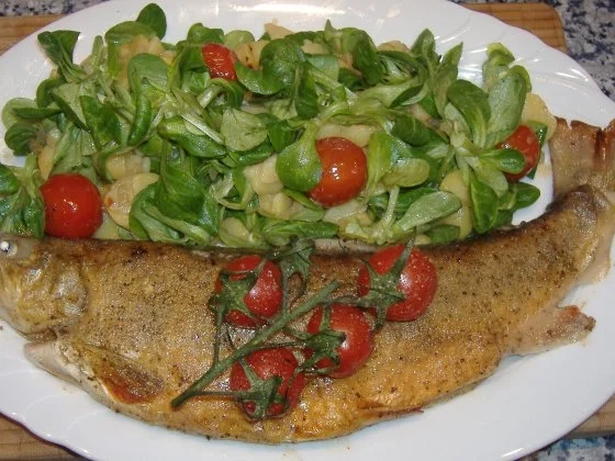 Kartoffel-Vogerl-Salat mit gebratenem Saibling - Rezept